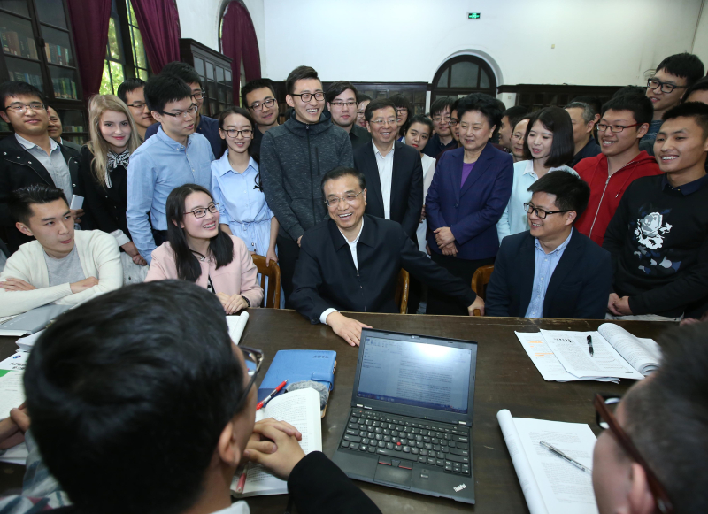 李克強15日來到清華大學圖書館，與正在自習的學生圍坐交流，妙解清華校訓“自強不息、厚德載物”。